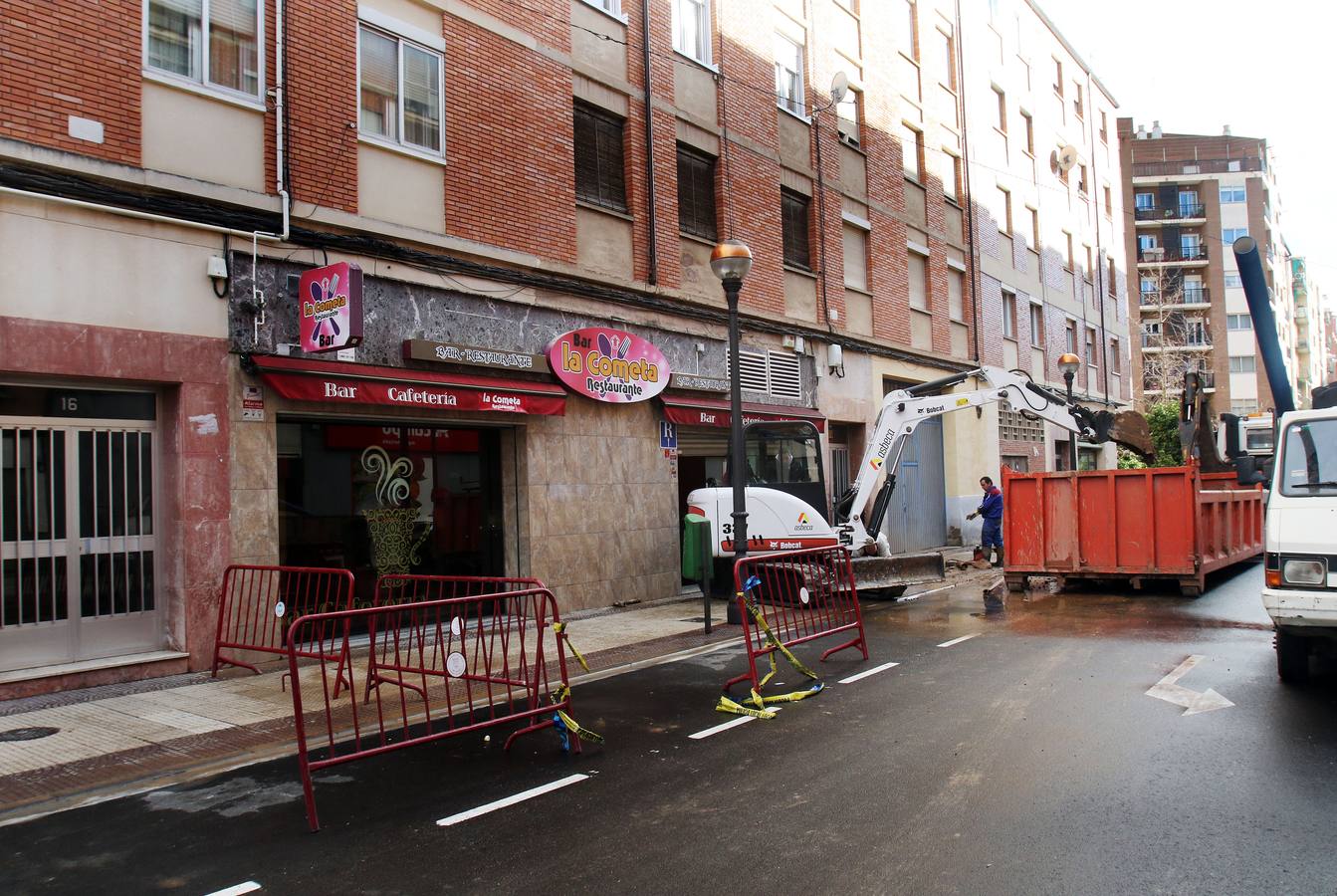 La rotura de una tubería en la calle Valcuerna de Logroño provocó numerosos desperfectos.