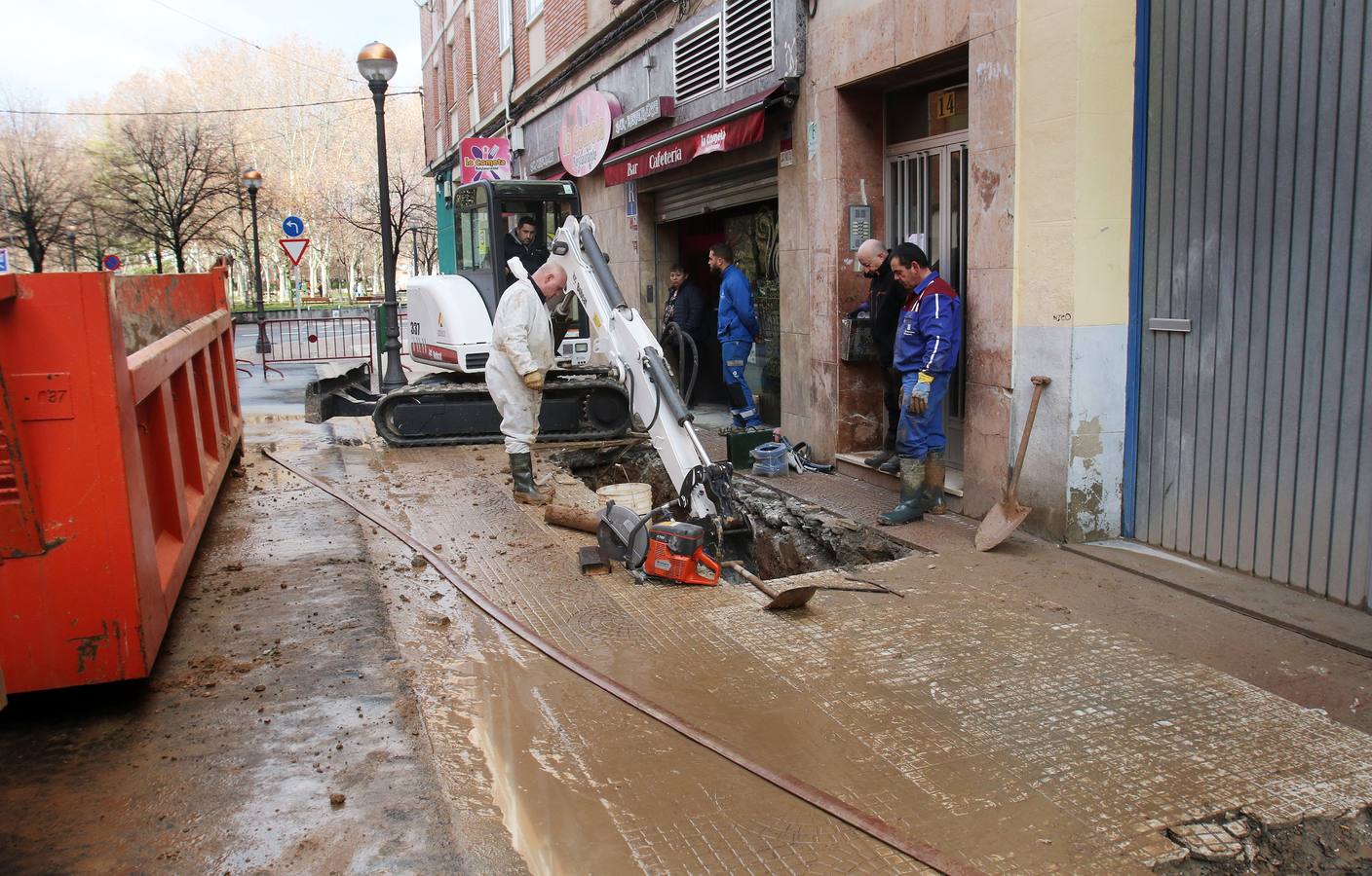 La rotura de una tubería en la calle Valcuerna de Logroño provocó numerosos desperfectos.
