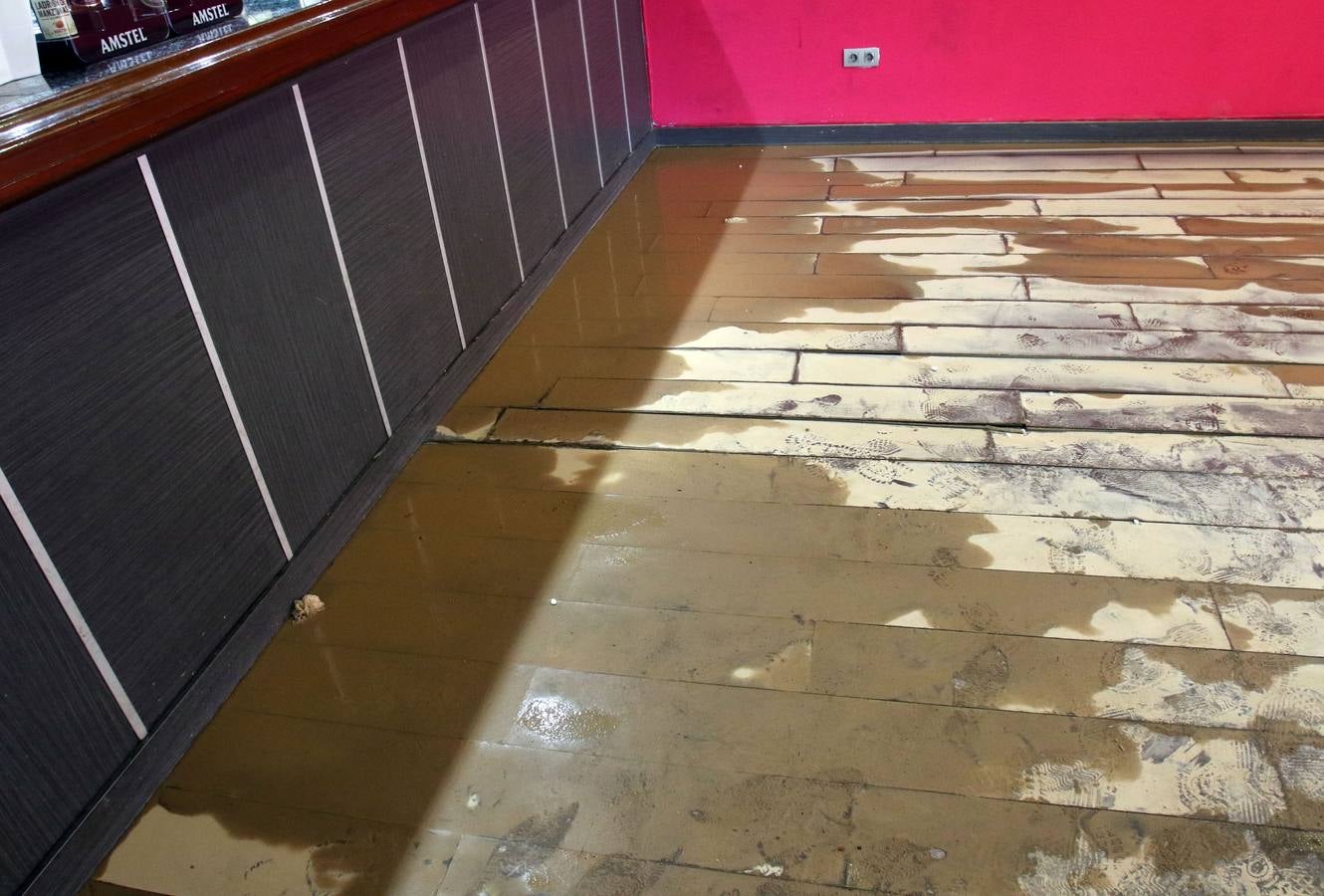 La rotura de una tubería en la calle Valcuerna de Logroño provocó numerosos desperfectos.