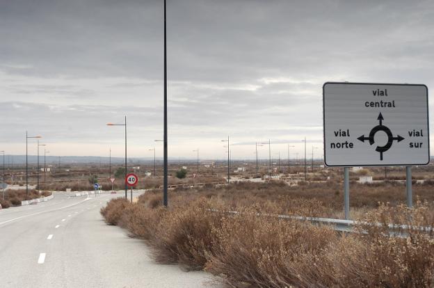 Entrada al polígono industrial de El Recuenco desde el puente del canal de Lodosa. 