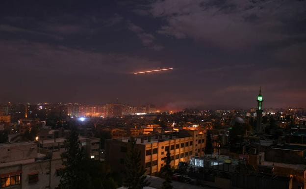 Un misil sobrevuela el cielo de Damasco.