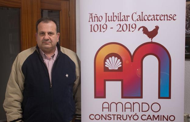 Suárez, abad y coordinador del Año Jubilar, junto al logotipo. 