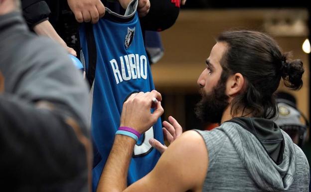 Ricky Rubio firma una camiseta. 