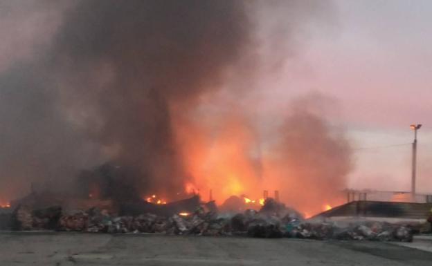 Galería. Incendio en una antigua planta de reciclaje