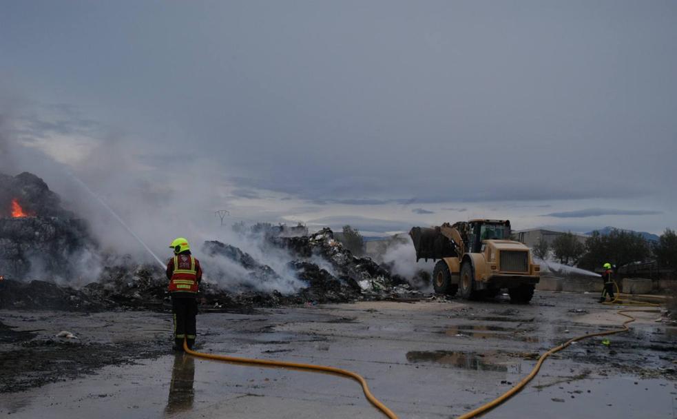 Apagado el incendio de Pradejón tras diez horas de llamas que han puesto en alerta a La Rioja Baja