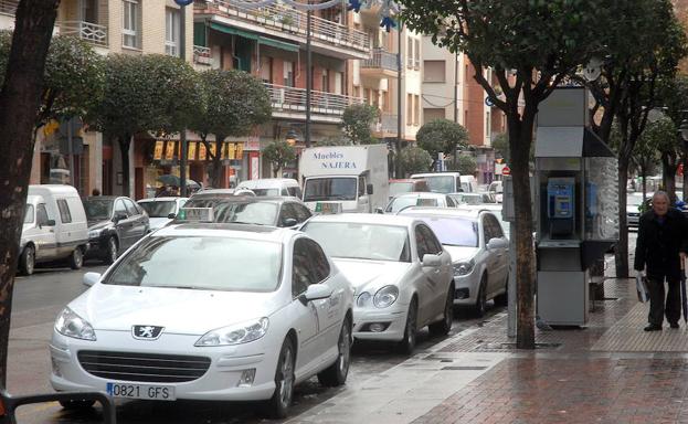 Parada de taxis en la calle Pío XII de Logroño. 