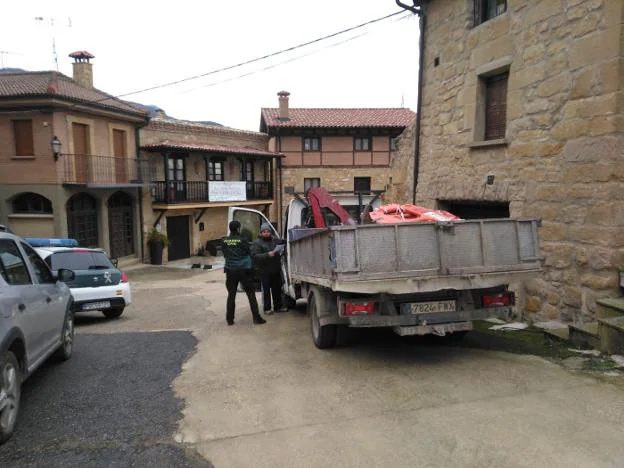 Operarios y Guardia Civil en una calle de Rivas de Tereso. :: j. j. p. h.