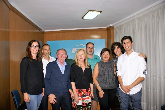 Azofra, a la derecha con camisa blanca, junto a miembros de la junta local del PP. :: F. D.