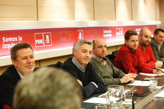 Francisco Ocón junto a Vicente Urquía, en la reunión de ayer con el ministro Ábalos. :: PSOE