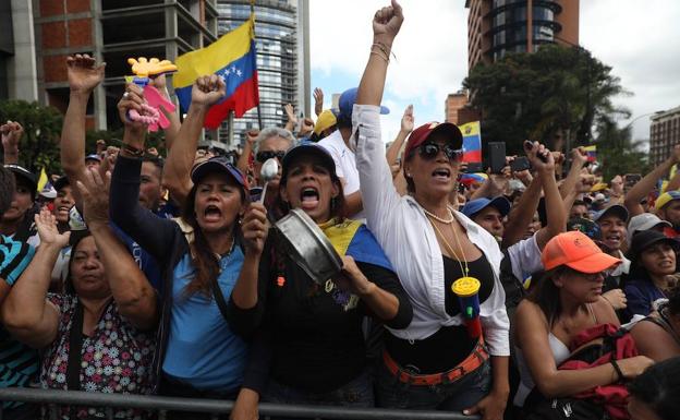 Cientos de partidarios de Guaidó se manifiestan en las calles de Caracas.