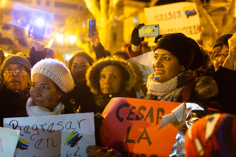 Alrededor de un centenar de venezolanos se concentraron el miércoles por la tarde «en favor de la democracia». El acto, organizado por Alma Venezuela y apoyado por Avelar, respondía a la convocatoria mundial de apoyo al diputado Juan Guaidó, nuevo líder de la oposición al «usurpador» Nicolás Maduro, denuncian