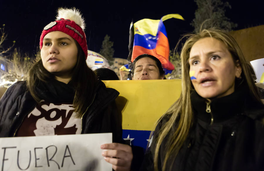 Alrededor de un centenar de venezolanos se concentraron el miércoles por la tarde «en favor de la democracia». El acto, organizado por Alma Venezuela y apoyado por Avelar, respondía a la convocatoria mundial de apoyo al diputado Juan Guaidó, nuevo líder de la oposición al «usurpador» Nicolás Maduro, denuncian