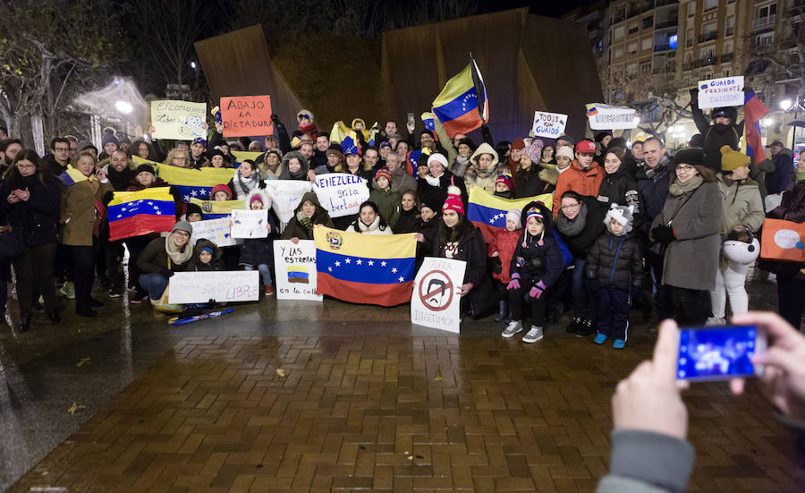 Alrededor de un centenar de venezolanos se concentraron el miércoles por la tarde «en favor de la democracia». El acto, organizado por Alma Venezuela y apoyado por Avelar, respondía a la convocatoria mundial de apoyo al diputado Juan Guaidó, nuevo líder de la oposición al «usurpador» Nicolás Maduro, denuncian