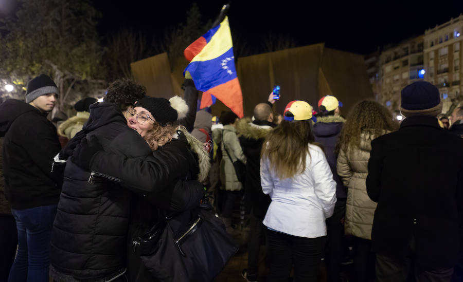 Alrededor de un centenar de venezolanos se concentraron el miércoles por la tarde «en favor de la democracia». El acto, organizado por Alma Venezuela y apoyado por Avelar, respondía a la convocatoria mundial de apoyo al diputado Juan Guaidó, nuevo líder de la oposición al «usurpador» Nicolás Maduro, denuncian