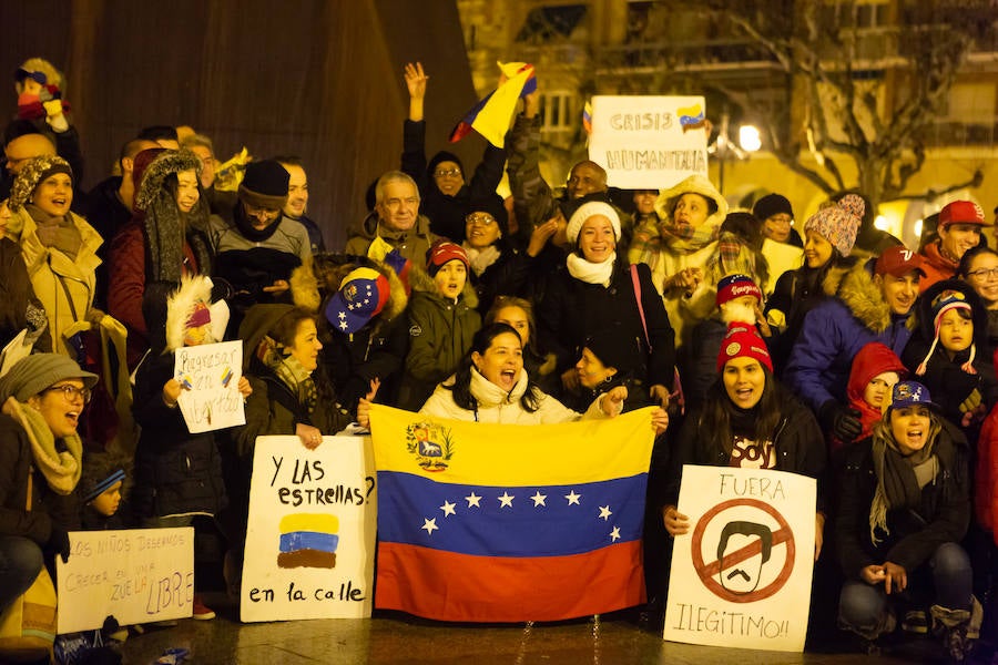 Alrededor de un centenar de venezolanos se concentraron el miércoles por la tarde «en favor de la democracia». El acto, organizado por Alma Venezuela y apoyado por Avelar, respondía a la convocatoria mundial de apoyo al diputado Juan Guaidó, nuevo líder de la oposición al «usurpador» Nicolás Maduro, denuncian