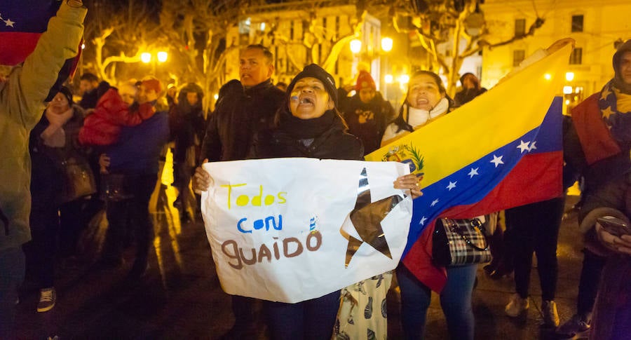 Alrededor de un centenar de venezolanos se concentraron el miércoles por la tarde «en favor de la democracia». El acto, organizado por Alma Venezuela y apoyado por Avelar, respondía a la convocatoria mundial de apoyo al diputado Juan Guaidó, nuevo líder de la oposición al «usurpador» Nicolás Maduro, denuncian