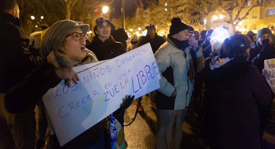 Alrededor de un centenar de venezolanos se concentraron el miércoles por la tarde «en favor de la democracia». El acto, organizado por Alma Venezuela y apoyado por Avelar, respondía a la convocatoria mundial de apoyo al diputado Juan Guaidó, nuevo líder de la oposición al «usurpador» Nicolás Maduro, denuncian