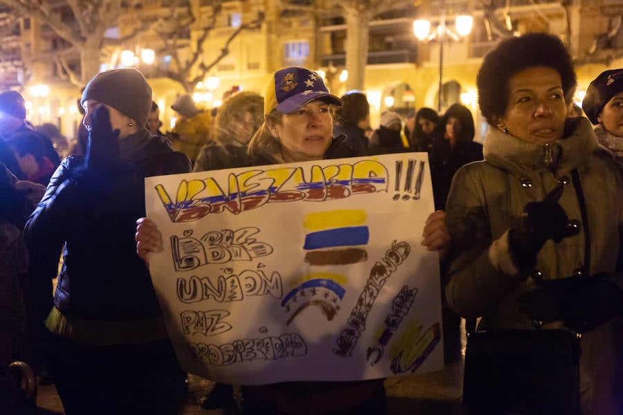 Alrededor de un centenar de venezolanos se concentraron el miércoles por la tarde «en favor de la democracia». El acto, organizado por Alma Venezuela y apoyado por Avelar, respondía a la convocatoria mundial de apoyo al diputado Juan Guaidó, nuevo líder de la oposición al «usurpador» Nicolás Maduro, denuncian