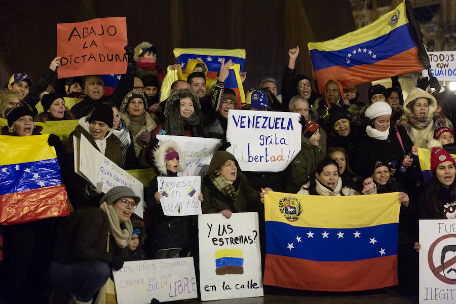 Alrededor de un centenar de venezolanos se concentraron el miércoles por la tarde «en favor de la democracia». El acto, organizado por Alma Venezuela y apoyado por Avelar, respondía a la convocatoria mundial de apoyo al diputado Juan Guaidó, nuevo líder de la oposición al «usurpador» Nicolás Maduro, denuncian