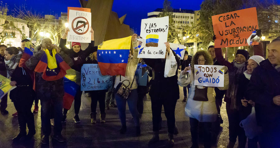 Alrededor de un centenar de venezolanos se concentraron el miércoles por la tarde «en favor de la democracia». El acto, organizado por Alma Venezuela y apoyado por Avelar, respondía a la convocatoria mundial de apoyo al diputado Juan Guaidó, nuevo líder de la oposición al «usurpador» Nicolás Maduro, denuncian