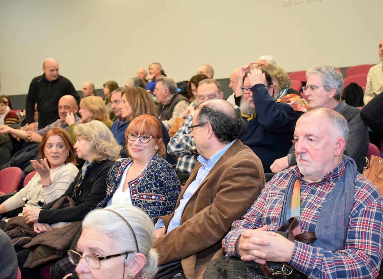 El profesor de la UR Emilio Barco prsentó el pasado jueves en Logroño su nuevo libro titulado 'Donde viven los caracoles' rodeado de buenos amigos.