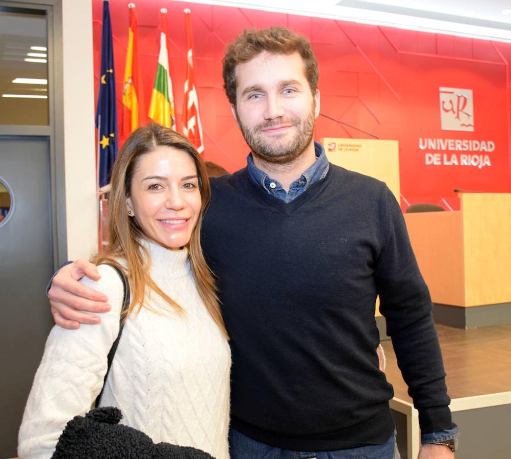 El profesor de la UR Emilio Barco prsentó el pasado jueves en Logroño su nuevo libro titulado 'Donde viven los caracoles' rodeado de buenos amigos.