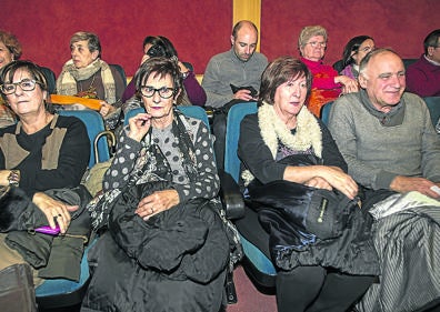 Imagen secundaria 1 - Arriba, Juan Cortés, Vega Martín, Mateo García y Juan Guerreros. A la izquierda, Angelines y Pilar Fernández, Mª Luz Román y Ángel Foncea. A la derecha, Mercedes Pascual, Feli Jiménez y Ángel Elías. 