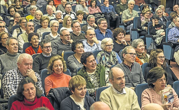 Público en el salón de actos de Ibercaja.