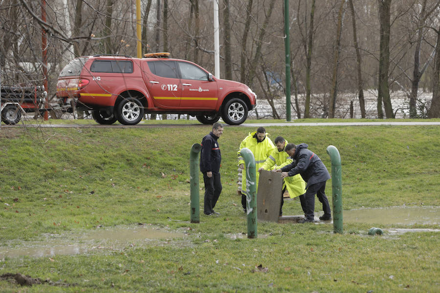 Numerosos ciudadanos se acercaron a ver las revueltas aguas durante la jornada