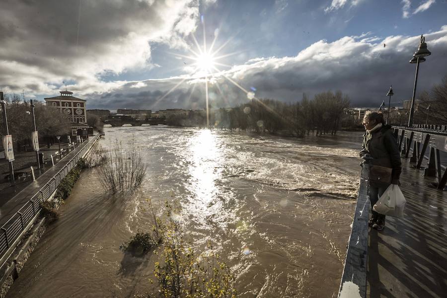 Numerosos ciudadanos se acercaron a ver las revueltas aguas durante la jornada