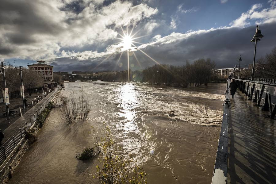 Numerosos ciudadanos se acercaron a ver las revueltas aguas durante la jornada