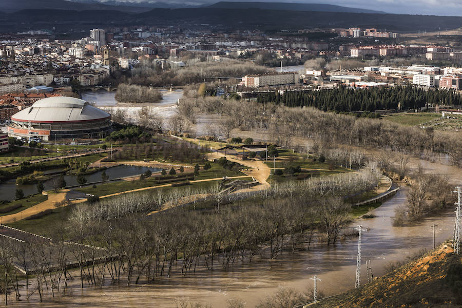 Numerosos ciudadanos se acercaron a ver las revueltas aguas durante la jornada