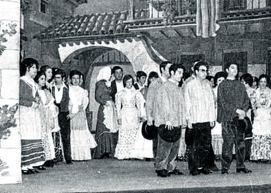 Imagen secundaria 1 - Arriba, montaje de 'El cantar del arriero' a cargo de la Compañía Lírica de Aficionados en 1951. En las obras imágenes, actuaciones a beneficio de Cruz Roja.