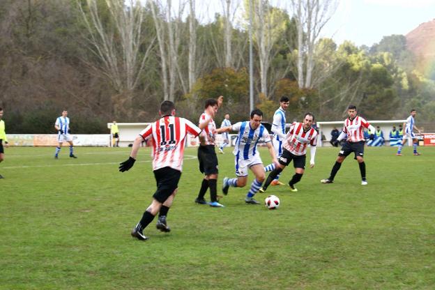 El trigoleador Orodea, se va de la defensa rival en un momento de la primera mitad. 