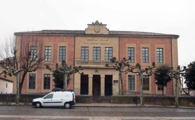 Edificio de la plaza de España, uno de los dos en que se divide el colegio Hermosilla