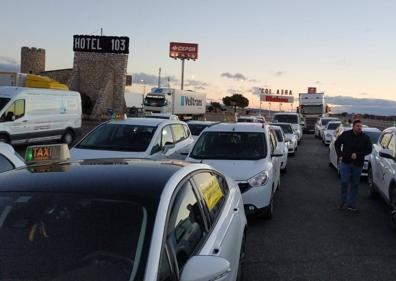 Imagen secundaria 1 - Imágenes de los taxistas riojanos de camino a Madrid.