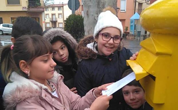 Imágenes de los alumnos de 4º de Primaria del colegio CEIP Varia durante el desarrollo de su iniciativa. :: '