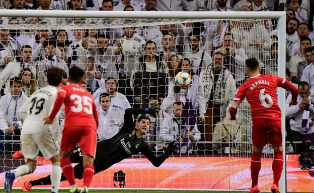 Álex Granell bate de penalti a Courtois durante el duelo copero frente al Girona. 