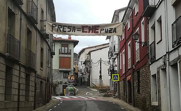 Una de las pancartas que se exhiben en las calles de Enciso. 