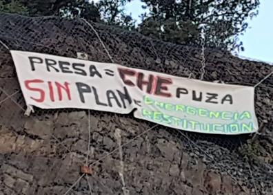 Imagen secundaria 1 - Varios pancartas, en Enciso.