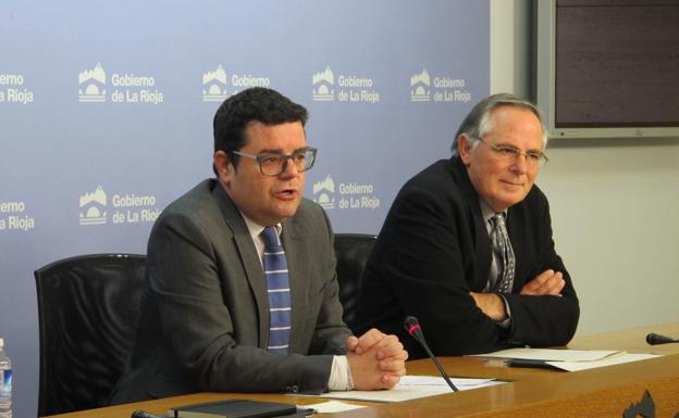 El consejero de Administración Pública y Hacienda, Alfonso Domínguez, y el director general de la Oficina de Control Presupuestario, Francisco Roja. 