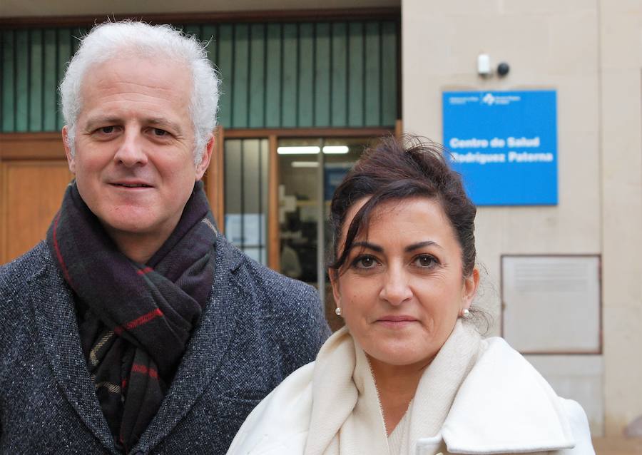 Pablo Hermoso de Mendoza y Concha Andreu, en la puerta del centro de salud Rodríguez Paterna