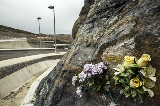 Flores y una placa por el encofrador fallecido