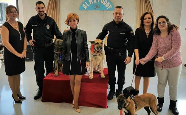 Imagen de la 'boda' canina, con los canes vestidos de novios. 