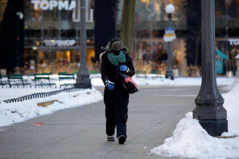 Las temperaturas extremas dejan ocho muertos en los estados de Illinois, Wisconsin, Iowa y Nebraska, y varios casos de congelamiento. En algunos casos han desplomado los termómetros hasta los 40 grados bajo cero, por lo que las autoridades han instado a la ciudadanía a extremar la precaución.