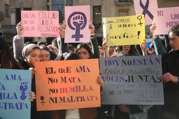 Vecinos de Reus se manifiestan ayer en la plaza del Mercadal contra la violencia machista. :: j. s. / efe