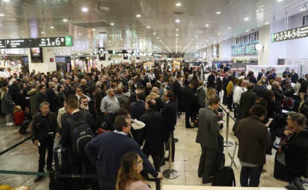 Dos trenes de AVE son desalojados en Barcelona por un objeto sospechoso en la estación.