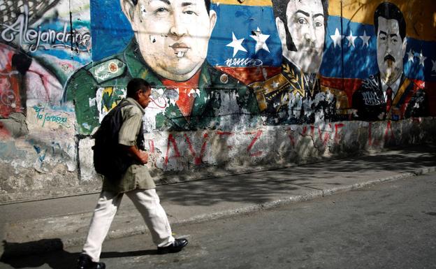 Grafiti en Caracas con Chávez, Simón Bolivar y Nicolás Maduro.