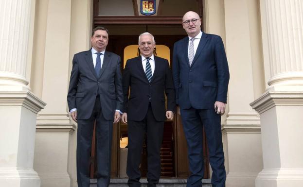 El comisario europeo de Agricultura, Phil Hogan, durante la reunión mantenida esta mañana en Palacete del Gobierno regional.