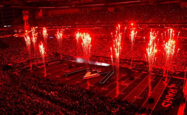 Fuegos artificiales durante la actuación de Maroon 5 en el descanso de la SUper Bowl.